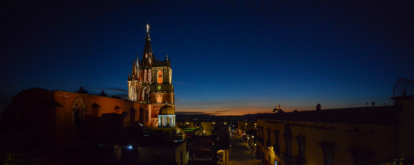 Rooftops y miradores con vista a la Parroquia, San Miguel de Allende